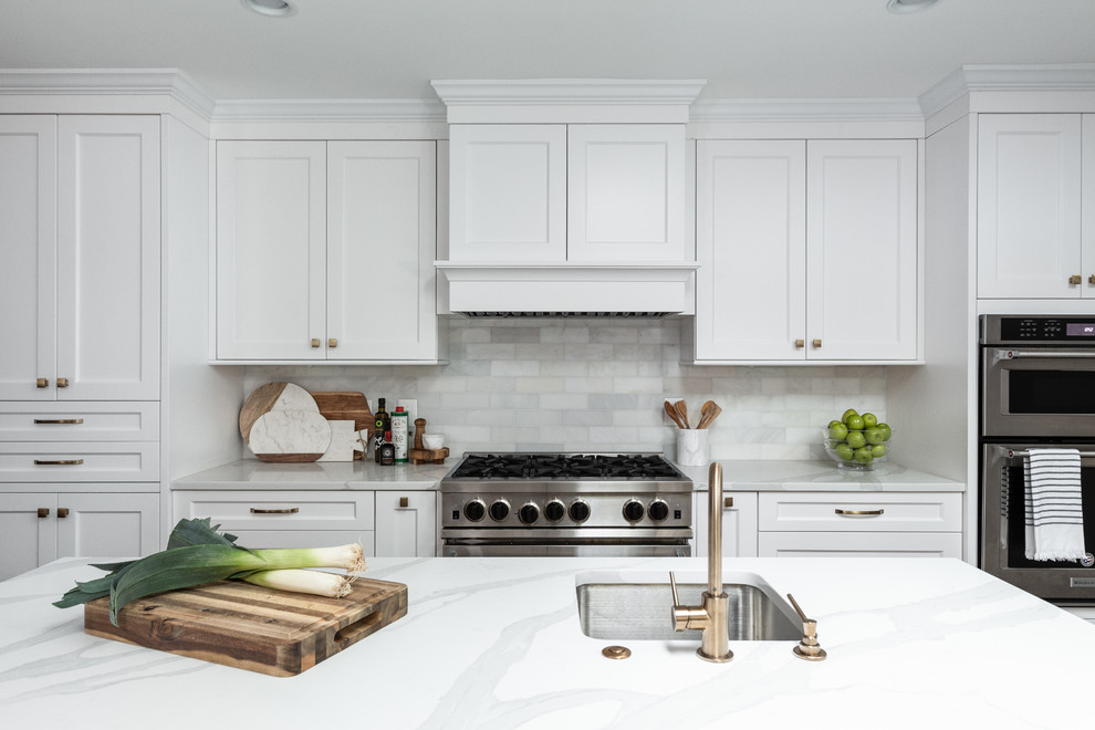 Eat-in kitchen - large transitional l-shaped medium tone wood floor and brown floor eat-in kitchen idea in DC Metro with an undermount sink, shaker cabinets, white cabinets, quartz countertops, white backsplash, marble backsplash, colored appliances, an island and white countertops