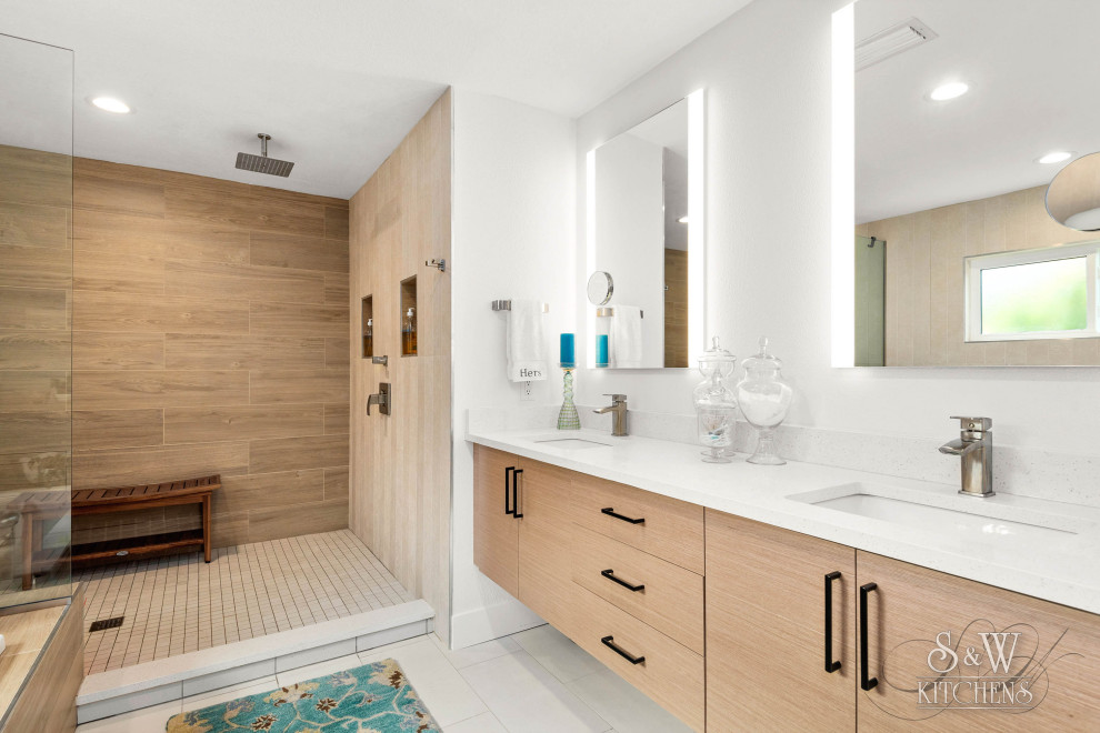 Свежая идея для дизайна: главная ванная комната среднего размера в современном стиле с плоскими фасадами, светлыми деревянными фасадами, накладной ванной, открытым душем, раздельным унитазом, бежевой плиткой, керамогранитной плиткой, белыми стенами, полом из керамогранита, врезной раковиной, столешницей из искусственного кварца, бежевым полом, открытым душем, белой столешницей, нишей, тумбой под две раковины и подвесной тумбой - отличное фото интерьера