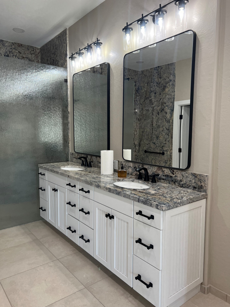 Idéer för att renovera ett mycket stort shabby chic-inspirerat flerfärgad flerfärgat en-suite badrum, med vita skåp, en öppen dusch, flerfärgad kakel, stenhäll, beige väggar, ett undermonterad handfat, granitbänkskiva, beiget golv, med dusch som är öppen och skåp i shakerstil