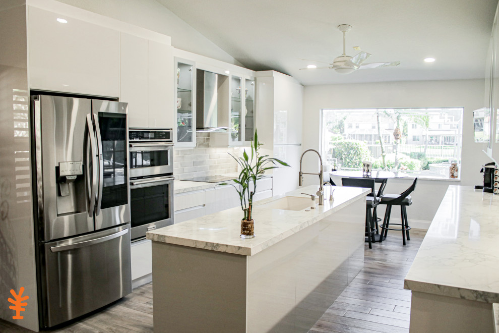 Mid-sized kitchen photo in Miami