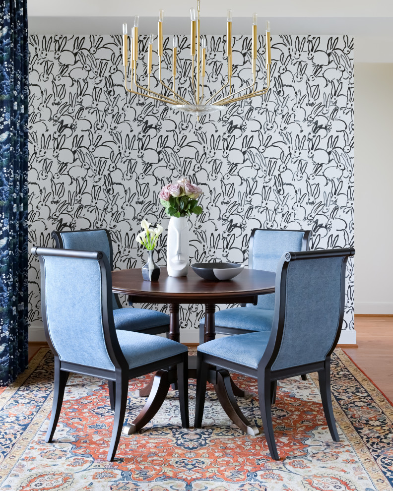 Cette image montre une salle à manger ouverte sur le salon bohème de taille moyenne avec un mur blanc, un sol en bois brun et du papier peint.
