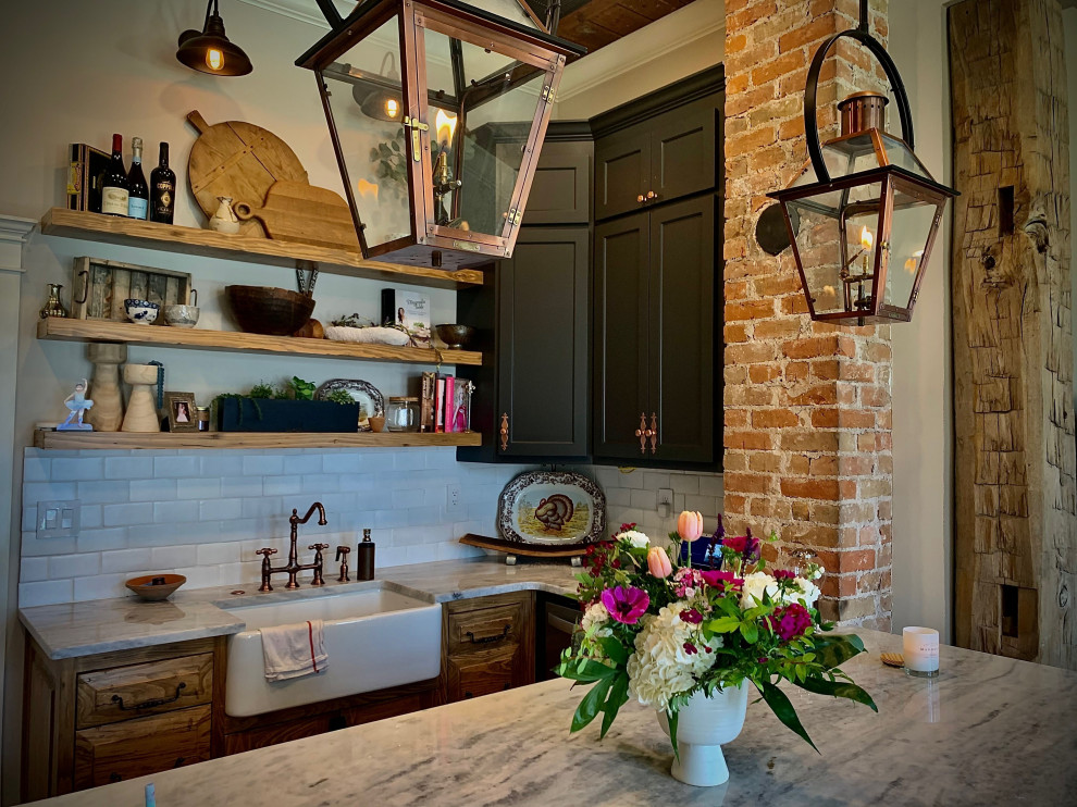 Kitchen - small farmhouse l-shaped kitchen idea in New Orleans with a farmhouse sink, shaker cabinets, medium tone wood cabinets, marble countertops, white backsplash, subway tile backsplash, an island and white countertops