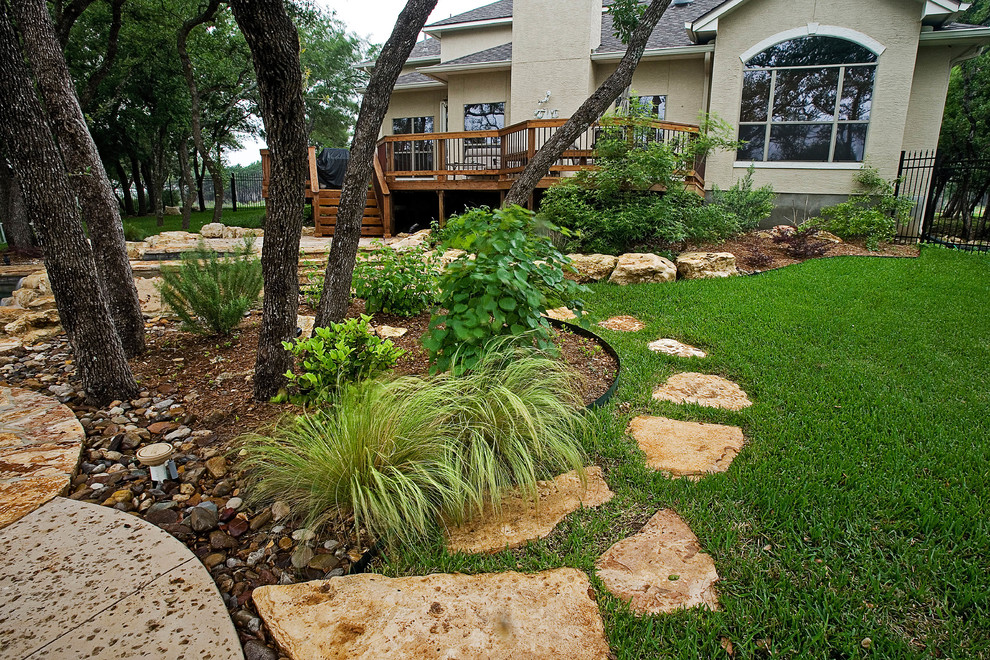 Inspiration for a mid-sized rustic landscaping.