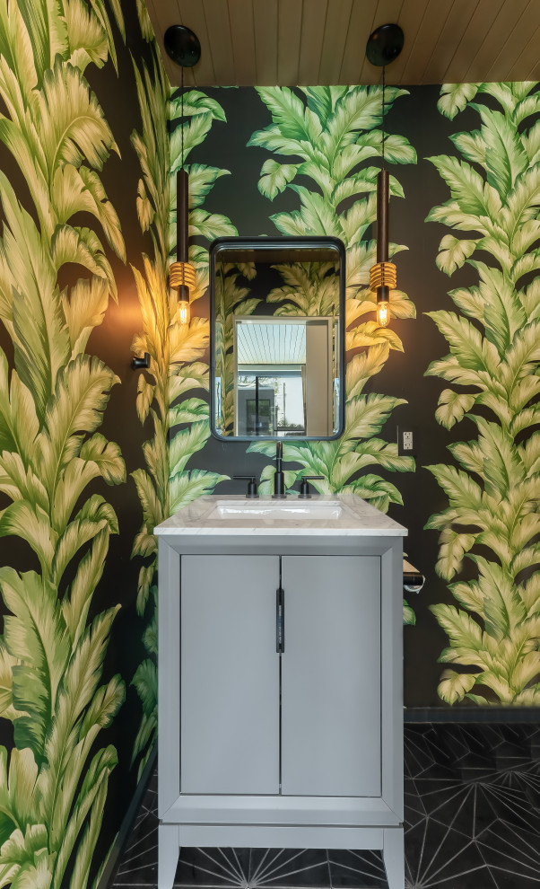 Пример оригинального дизайна: маленький туалет в современном стиле с серыми фасадами, зелеными стенами, полом из керамической плитки, мраморной столешницей, черным полом, белой столешницей, напольной тумбой и обоями на стенах для на участке и в саду