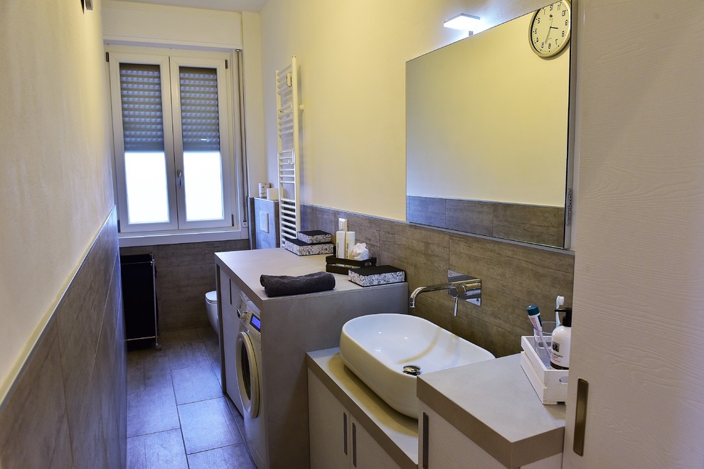 This is an example of a contemporary laundry room in Bologna.