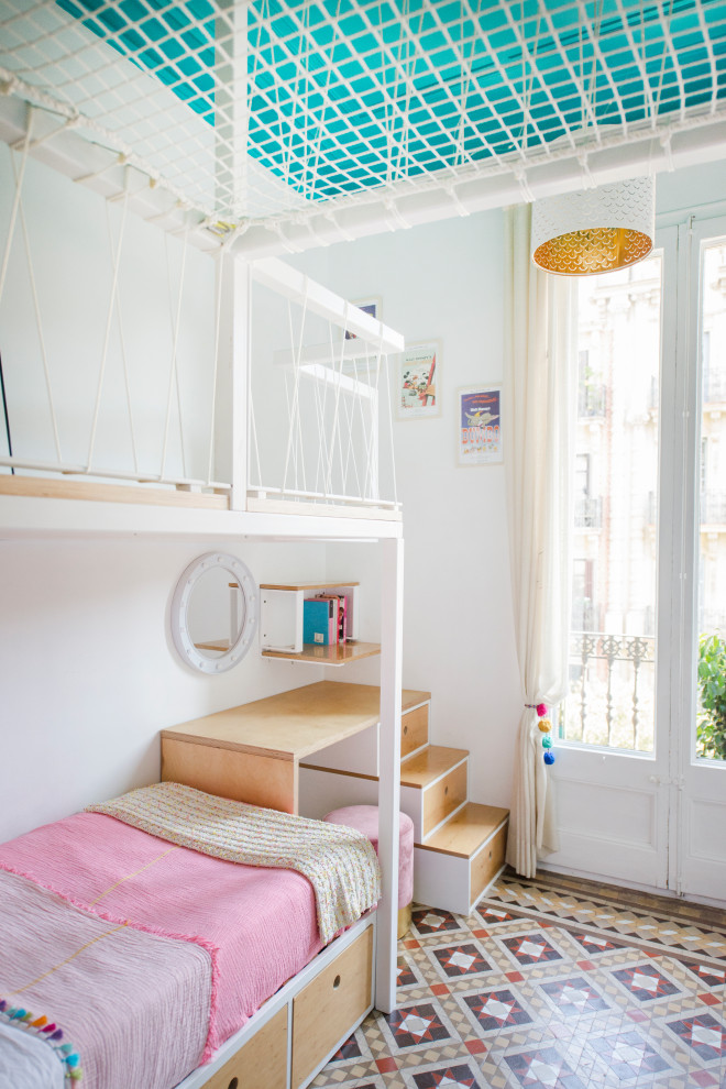 На фото: маленькая нейтральная детская в стиле фьюжн с спальным местом, разноцветными стенами, полом из керамической плитки, разноцветным полом и обоями на стенах для на участке и в саду, подростка