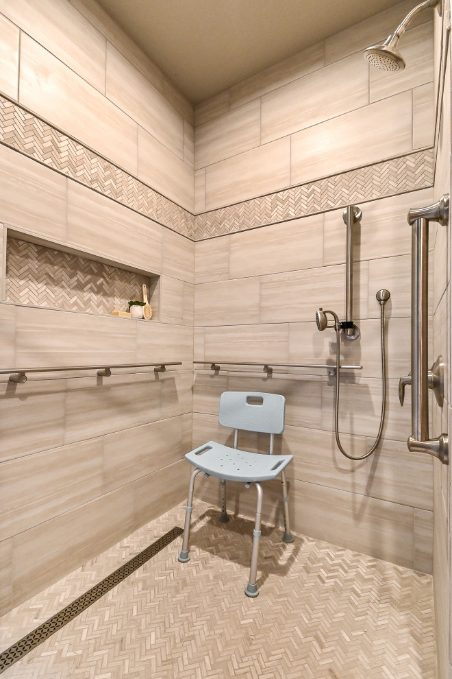 Idéer för ett mellanstort klassiskt vit en-suite badrum, med öppna hyllor, skåp i ljust trä, en öppen dusch, en bidé, beige kakel, porslinskakel, beige väggar, klinkergolv i porslin, ett integrerad handfat, bänkskiva i akrylsten, beiget golv och dusch med duschdraperi