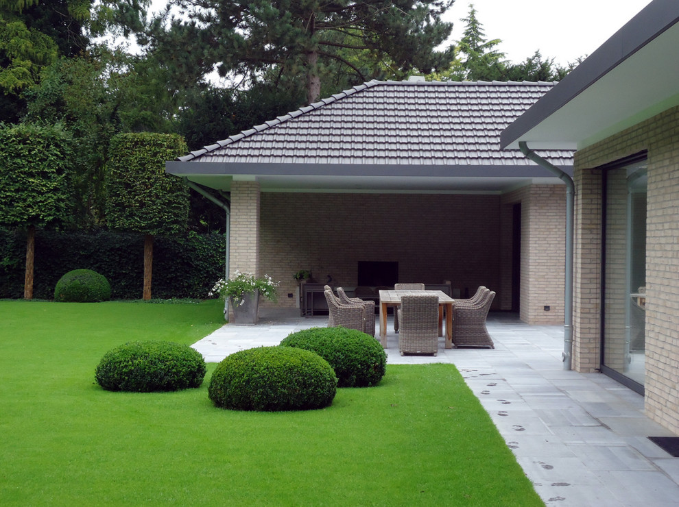 Design ideas for a contemporary backyard full sun garden in Dusseldorf with a container garden and concrete pavers.