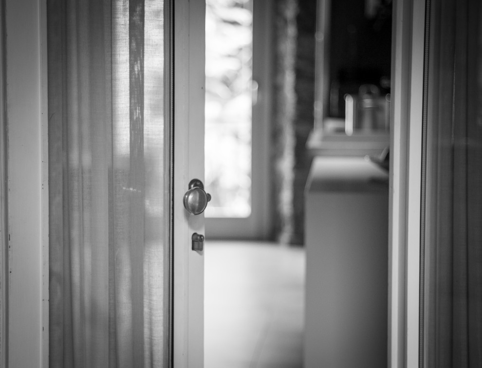 Esempio di un ampio ingresso boho chic con pavimento in mattoni, una porta a due ante, una porta in legno chiaro, pavimento grigio, travi a vista e pareti in mattoni