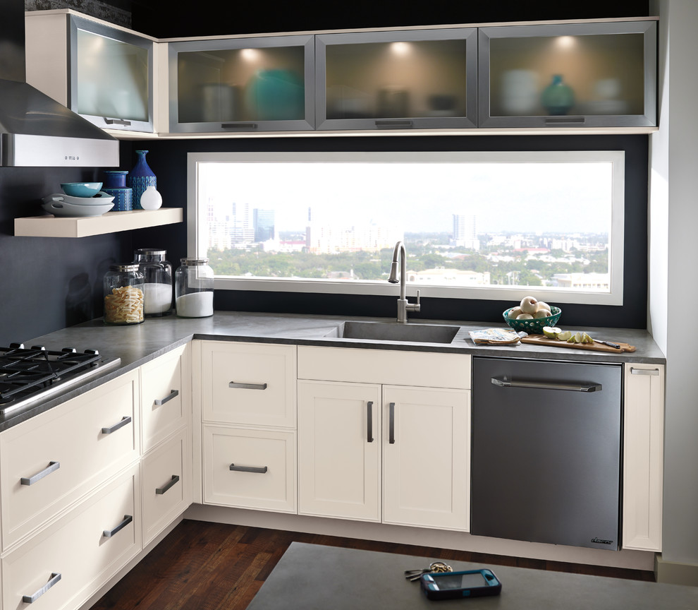 Kitchen - transitional kitchen idea in Atlanta