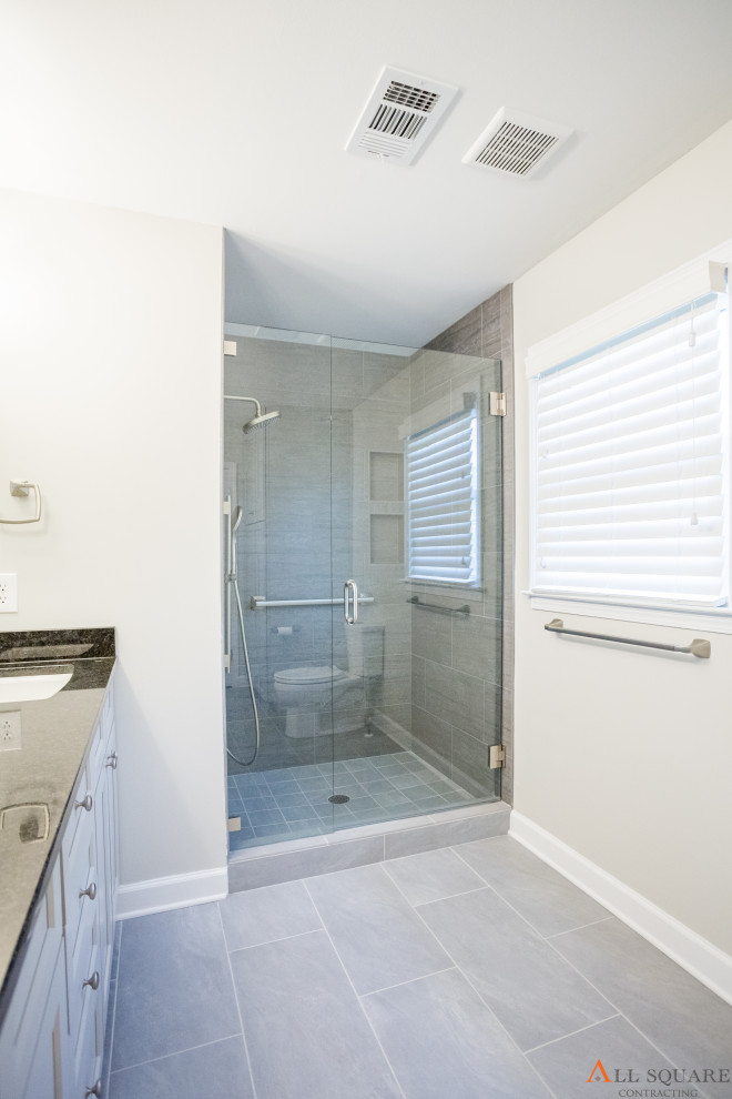 Inspiration for a transitional home design remodel in Atlanta