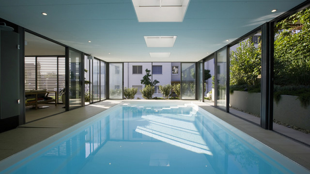 Innenpools contemporaneo-piscina