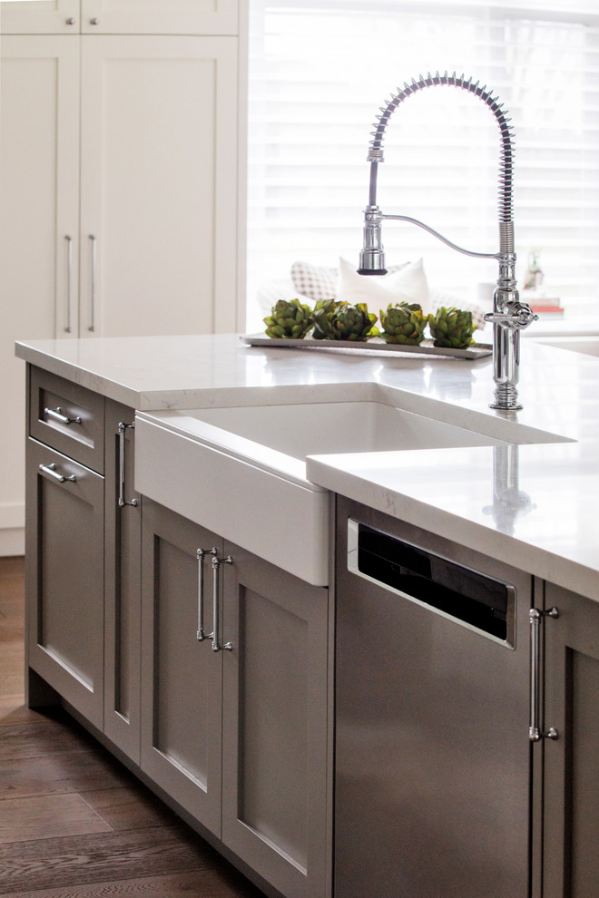 Kitchen - transitional kitchen idea in Toronto