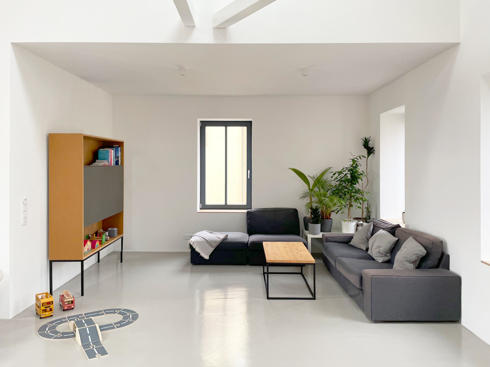 Ispirazione per un grande soggiorno moderno aperto con pareti bianche, pavimento in cemento, TV nascosta e pavimento grigio