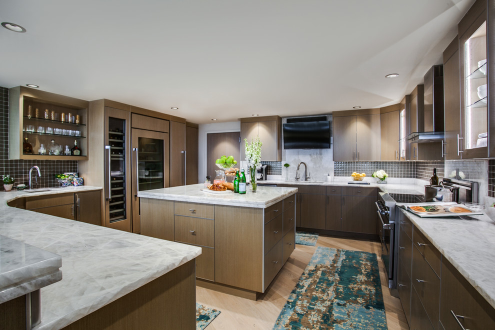 Inspiration for a large contemporary u-shaped eat-in kitchen in Dallas with an undermount sink, flat-panel cabinets, medium wood cabinets, quartzite benchtops, green splashback, stone slab splashback, stainless steel appliances, light hardwood floors and with island.