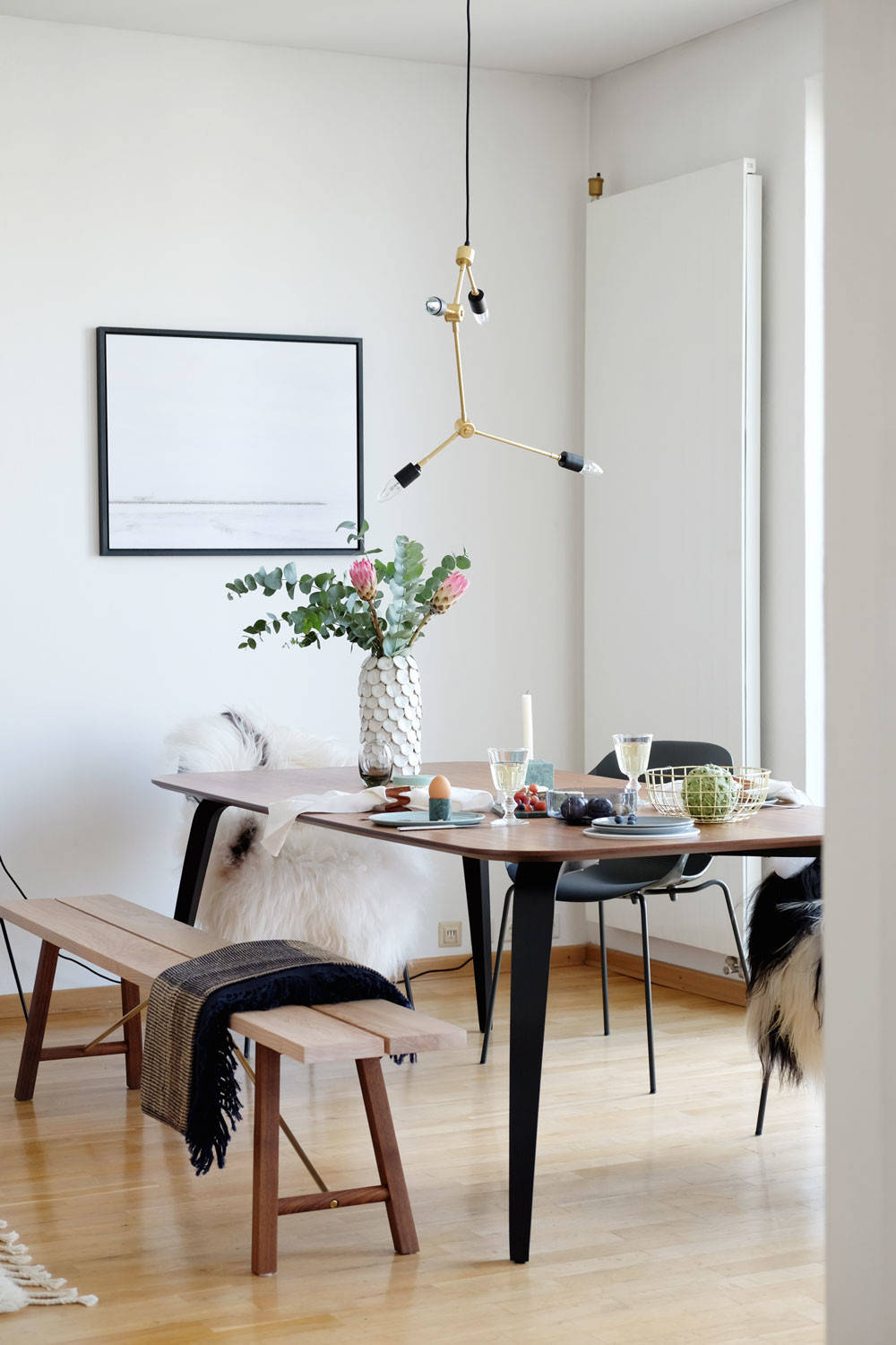 ミッドセンチュリースタイルのおしゃれなダイニング (白い壁) の