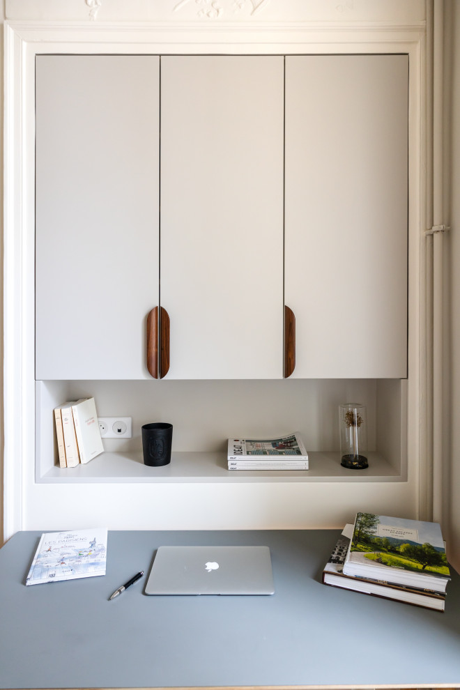 Design ideas for a transitional home office in Paris.