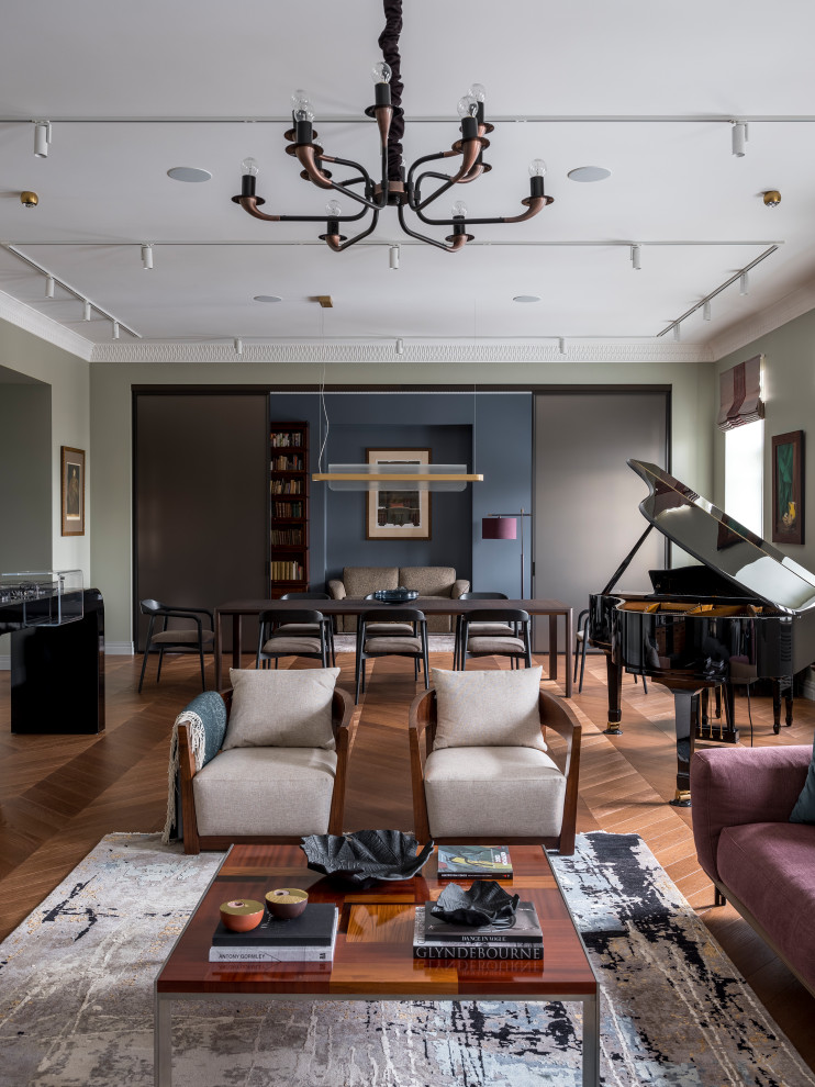 Стильный дизайн: большая гостиная комната в стиле неоклассика (современная классика) с музыкальной комнатой, зелеными стенами, паркетным полом среднего тона и зоной отдыха - последний тренд
