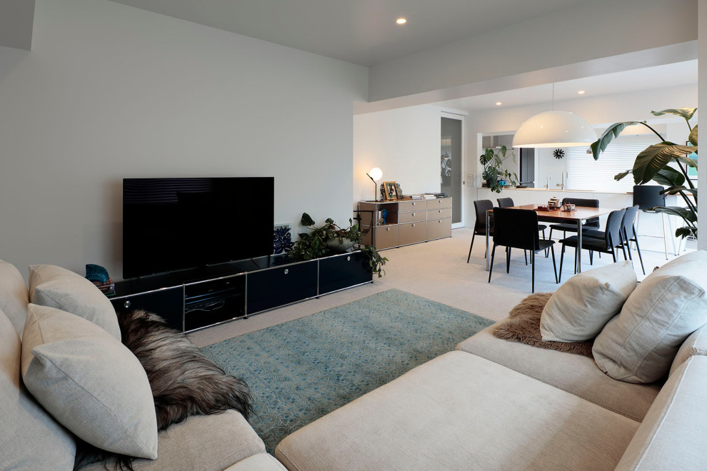На фото: парадная, открытая гостиная комната среднего размера в стиле модернизм с белыми стенами, ковровым покрытием, отдельно стоящим телевизором, серым полом, потолком с обоями и обоями на стенах с
