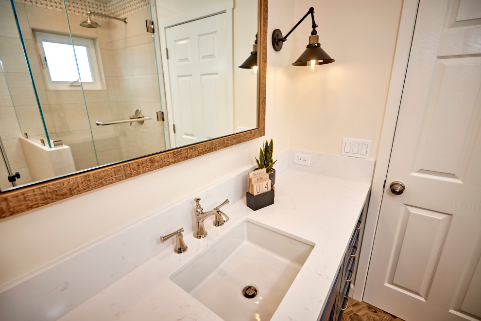 Inredning av ett mellanstort vit vitt en-suite badrum, med luckor med infälld panel, gröna skåp, en öppen dusch, en vägghängd toalettstol, vit kakel, cementkakel, vita väggar, klinkergolv i porslin, ett undermonterad handfat, bänkskiva i kvarts, brunt golv och dusch med gångjärnsdörr