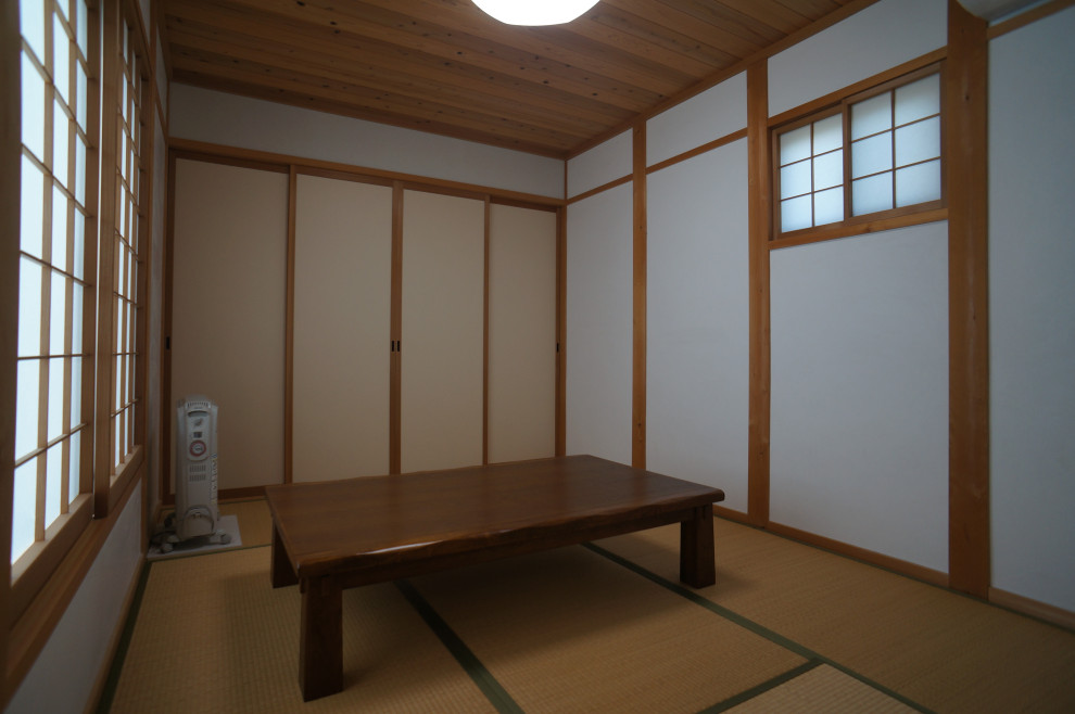 Esempio di un soggiorno etnico di medie dimensioni e chiuso con pareti bianche, pavimento in tatami, nessun camino, nessuna TV, pavimento marrone e soffitto in legno