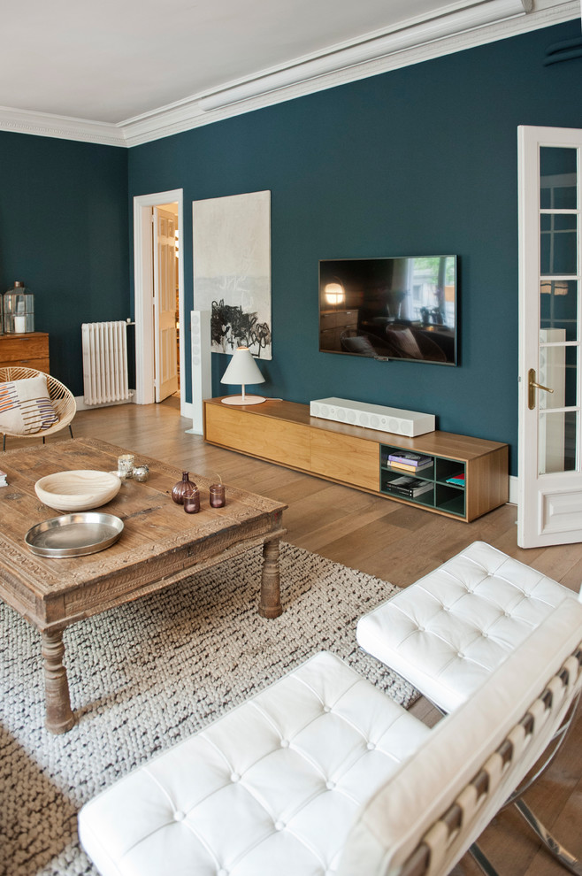 Photo of a transitional living room in Barcelona with blue walls.