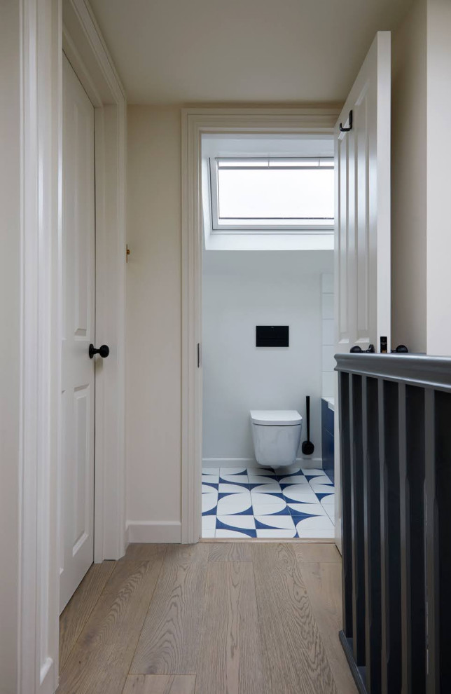 Пример оригинального дизайна: детская ванная комната в стиле модернизм с накладной ванной, душем над ванной, инсталляцией, синей плиткой, керамической плиткой, полом из керамической плитки, монолитной раковиной, столешницей из искусственного кварца, синим полом и тумбой под одну раковину