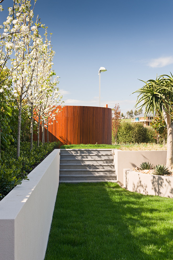 This is an example of a contemporary garden in Melbourne.