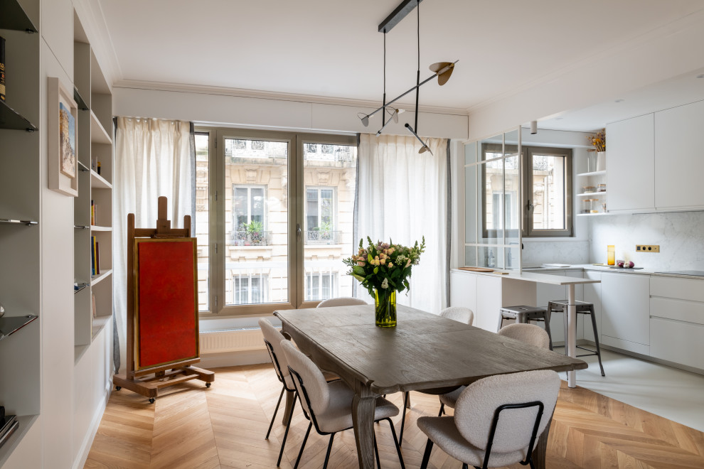 Cette photo montre une grande salle à manger ouverte sur le salon tendance avec un mur blanc, parquet clair, un sol marron et verrière.