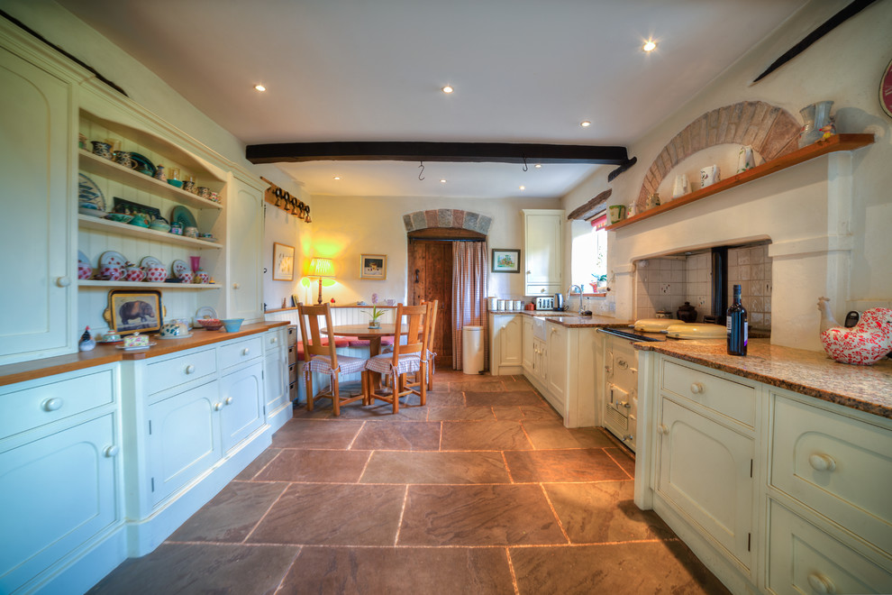 Inspiration for a traditional kitchen in West Midlands.