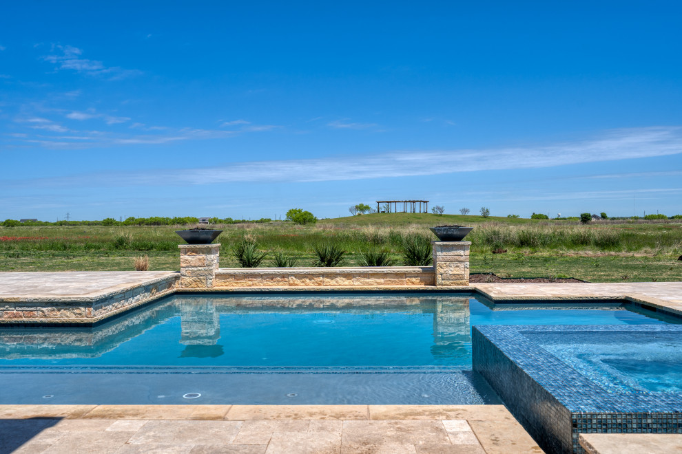 Свежая идея для дизайна: большой прямоугольный бассейн на заднем дворе в стиле модернизм с джакузи и покрытием из каменной брусчатки - отличное фото интерьера