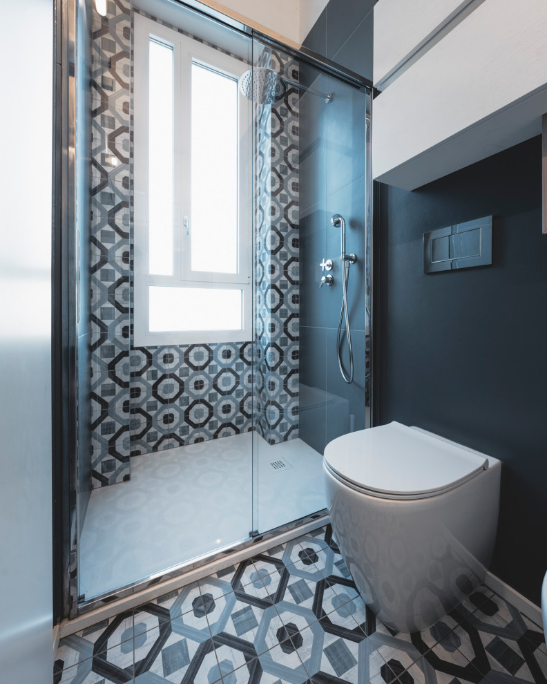 Стильный дизайн: маленькая, узкая и длинная ванная комната в современном стиле с плоскими фасадами, белыми фасадами, душем в нише, раздельным унитазом, разноцветной плиткой, керамогранитной плиткой, разноцветными стенами, полом из керамогранита, душевой кабиной, накладной раковиной, столешницей из искусственного камня, бирюзовым полом, душем с раздвижными дверями, белой столешницей, тумбой под одну раковину и подвесной тумбой для на участке и в саду - последний тренд