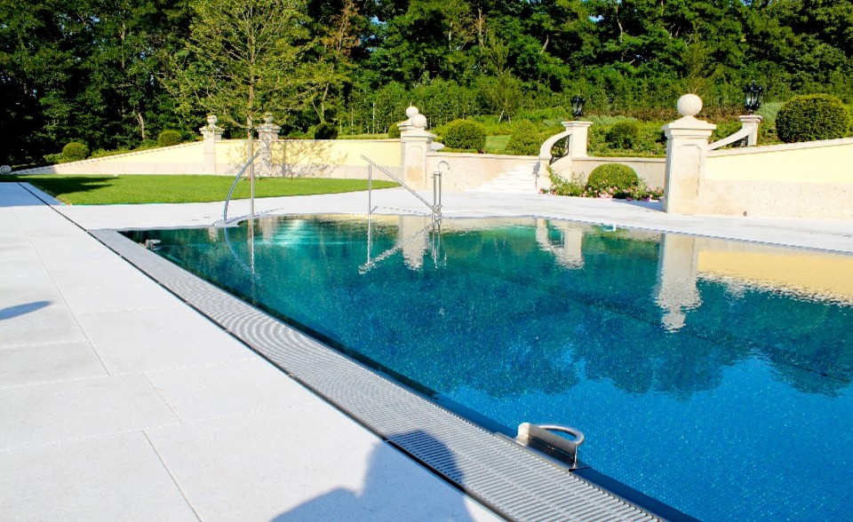 Geräumiger Klassischer Whirlpool neben dem Haus in rechteckiger Form mit Natursteinplatten in Sonstige