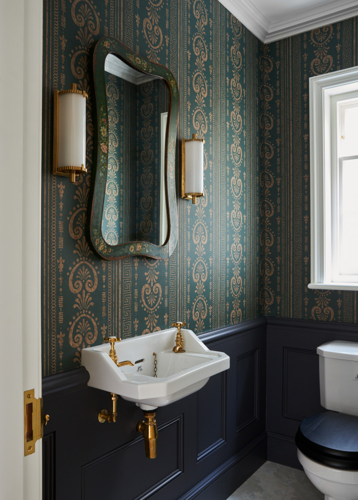Idéer för vintage toaletter, med en toalettstol med separat cisternkåpa, gröna väggar, travertin golv, ett väggmonterat handfat och beiget golv