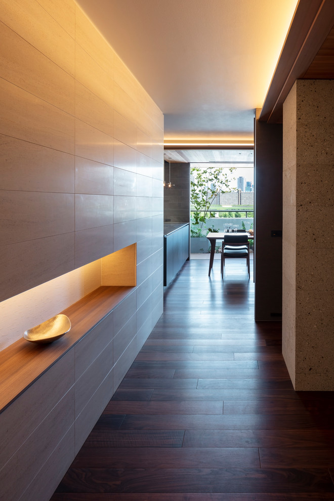 Inspiration for a modern hallway in Osaka with beige walls, dark hardwood floors and brown floor.