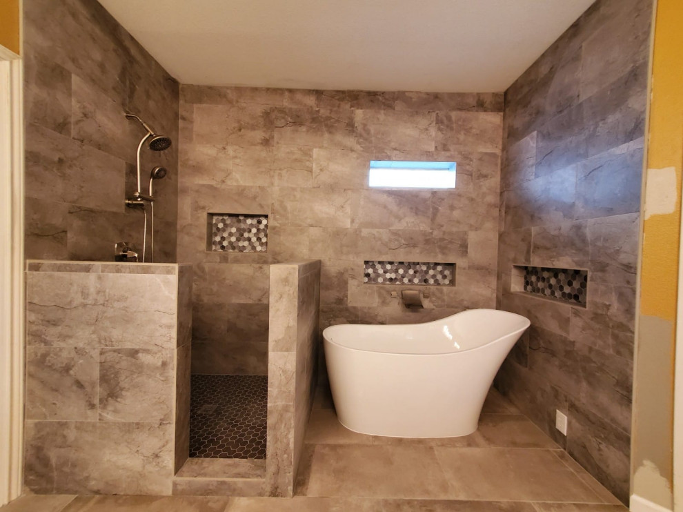 Cette photo montre une salle de bain principale montagne de taille moyenne avec une baignoire indépendante, une douche d'angle, un carrelage marron, des carreaux de céramique, un sol en carrelage de céramique, une cabine de douche à porte battante et une niche.