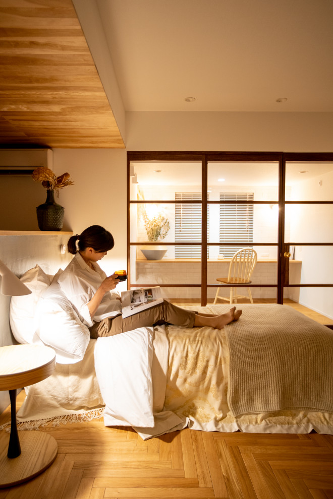 Diseño de dormitorio principal romántico sin chimenea con paredes blancas, suelo de madera en tonos medios, madera y papel pintado