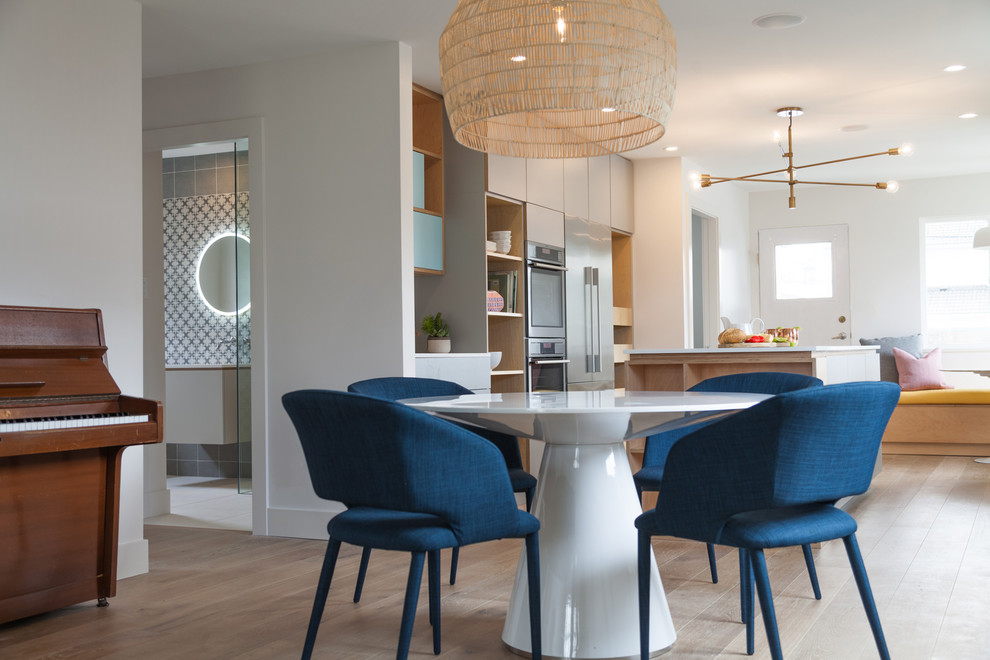 Стильный дизайн: кухня-столовая среднего размера в стиле модернизм с белыми стенами, светлым паркетным полом и коричневым полом - последний тренд