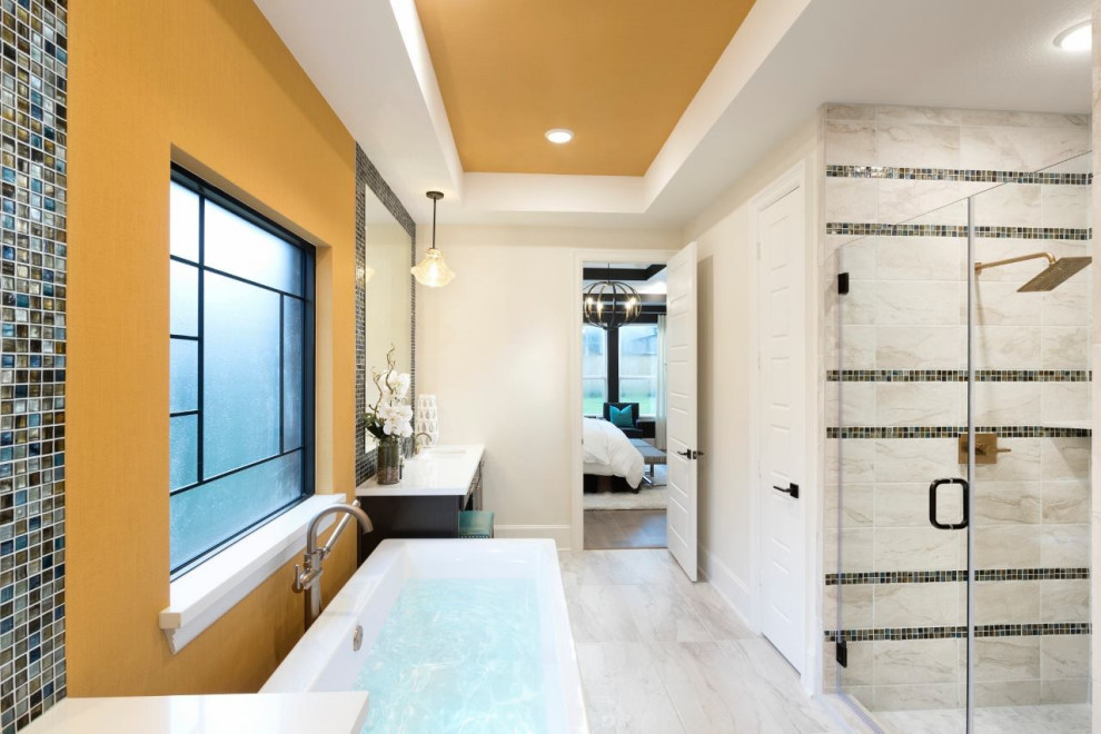 Inredning av ett modernt stort vit vitt en-suite badrum, med skåp i mörkt trä, ett fristående badkar, beige kakel, gula väggar, grått golv, dusch med gångjärnsdörr, luckor med profilerade fronter, en dusch i en alkov, mosaik, vinylgolv, ett undermonterad handfat och bänkskiva i akrylsten