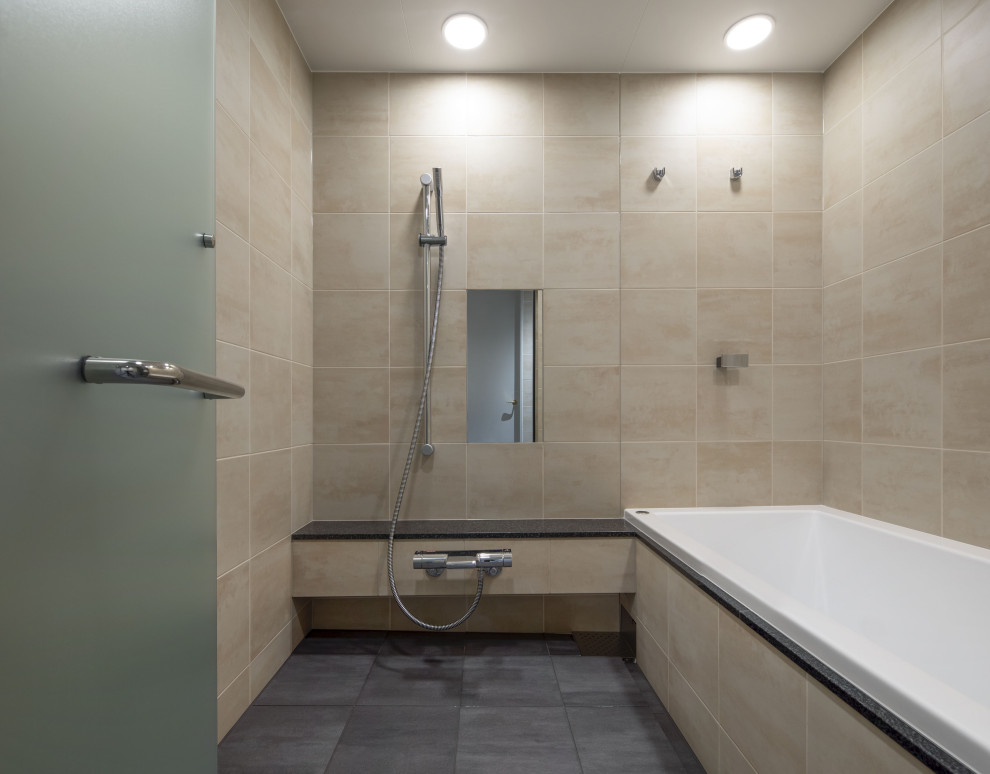 Exemple d'une salle de bain principale moderne en bois clair de taille moyenne avec un placard en trompe-l'oeil, une baignoire posée, une douche ouverte, un carrelage beige, des carreaux de céramique, un mur beige, un sol en carrelage de céramique, un lavabo encastré, un plan de toilette en marbre, un sol noir, aucune cabine, un plan de toilette beige, meuble simple vasque, meuble-lavabo encastré et un plafond en lambris de bois.