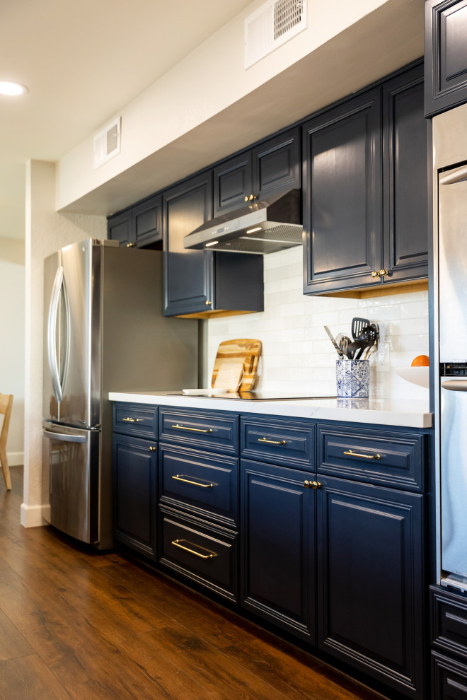 Kitchen - transitional kitchen idea in Phoenix