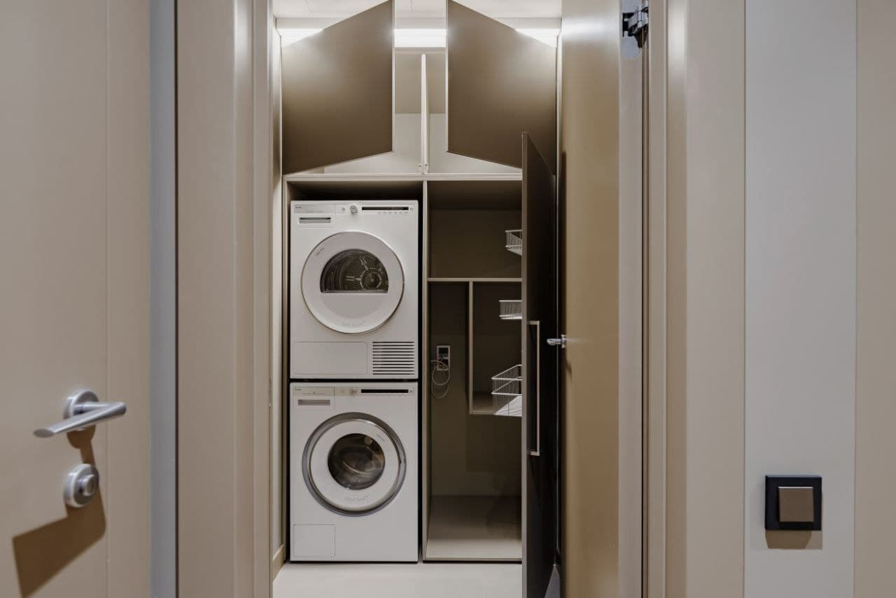 Шкаф в постирочную для стиральной и сушильной машин