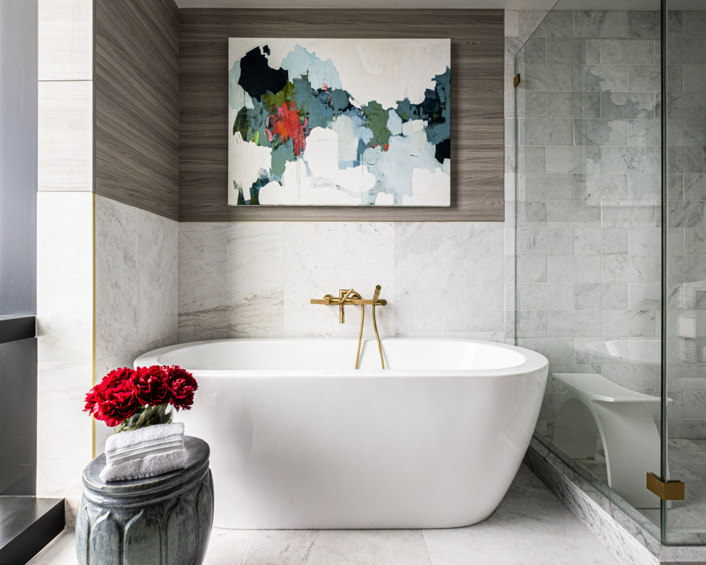 Esempio di una grande stanza da bagno padronale tradizionale con vasca freestanding, doccia ad angolo, piastrelle di marmo, pavimento in marmo, porta doccia a battente e panca da doccia