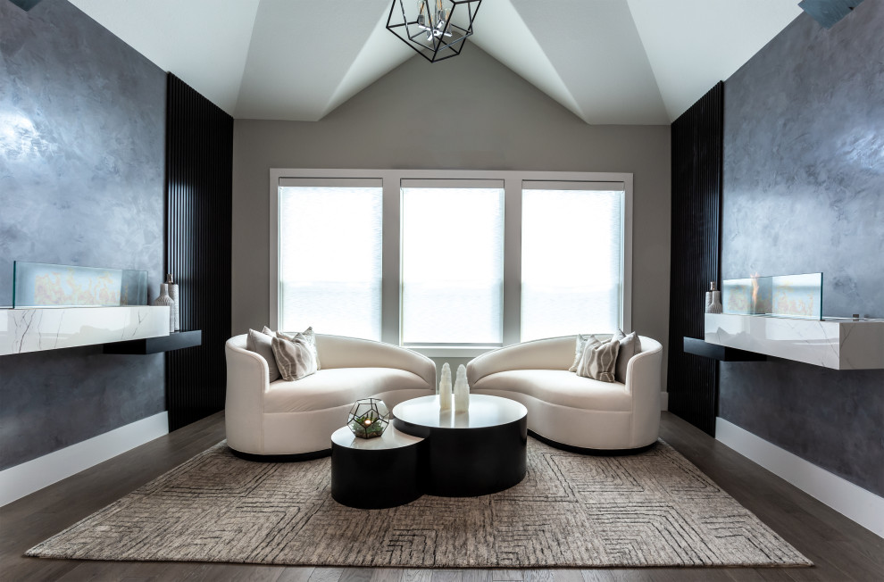Mittelgroßes Modernes Hauptschlafzimmer mit weißer Wandfarbe, braunem Holzboden, Hängekamin, gefliester Kaminumrandung, braunem Boden, Kassettendecke und Holzwänden in Houston