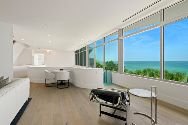 Modern Coastal Lounge with Expansive Gulf Views &mdash; Casey Key, FL modern-wohnbereich