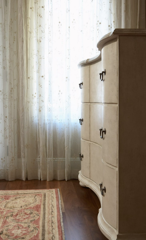 Foto de habitación de invitados contemporánea de tamaño medio con moqueta y suelo marrón