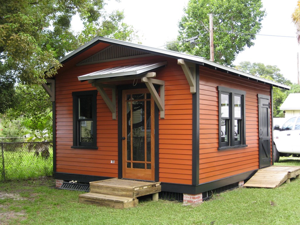 Design ideas for a small traditional detached granny flat in Tampa.