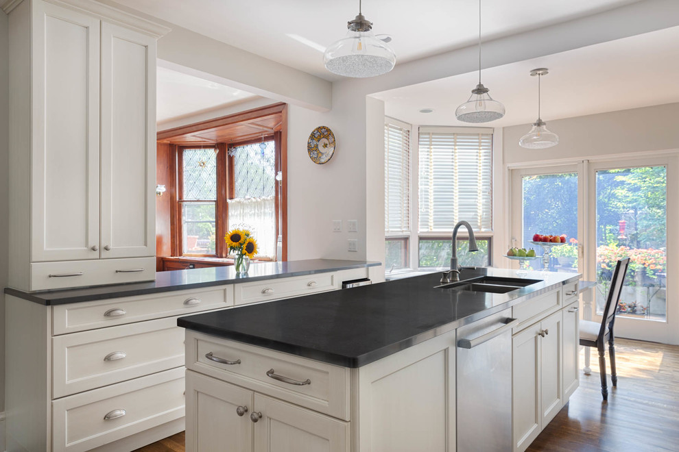 Kitchen - transitional kitchen idea