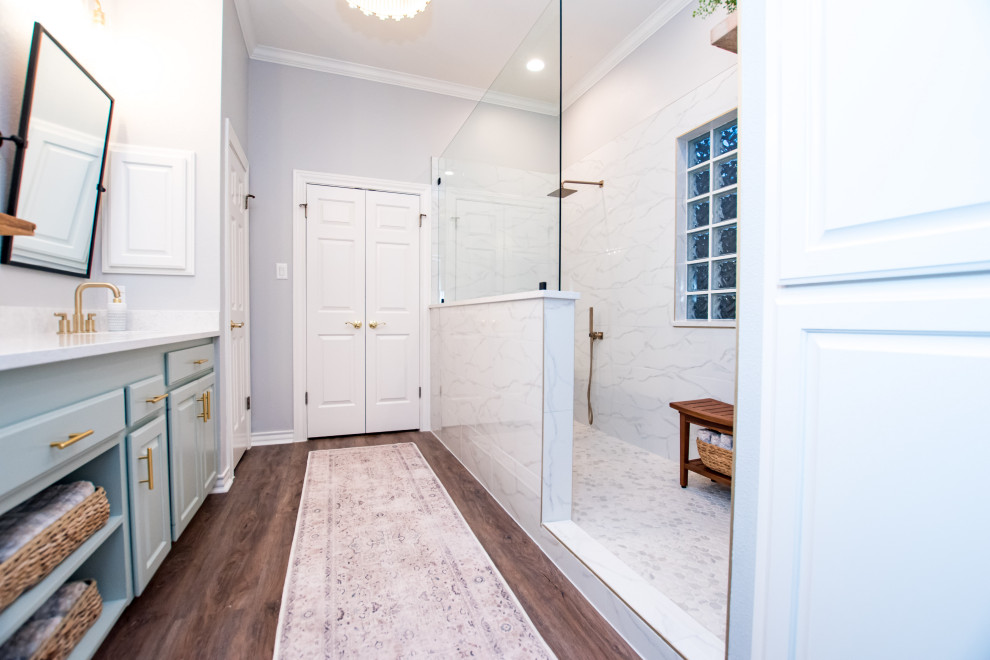 Exemple d'une salle de bain principale chic avec un placard avec porte à panneau surélevé, une douche ouverte, un carrelage blanc, des carreaux de porcelaine, un lavabo encastré, un plan de toilette en quartz modifié, un plan de toilette blanc, une niche, meuble double vasque et meuble-lavabo encastré.