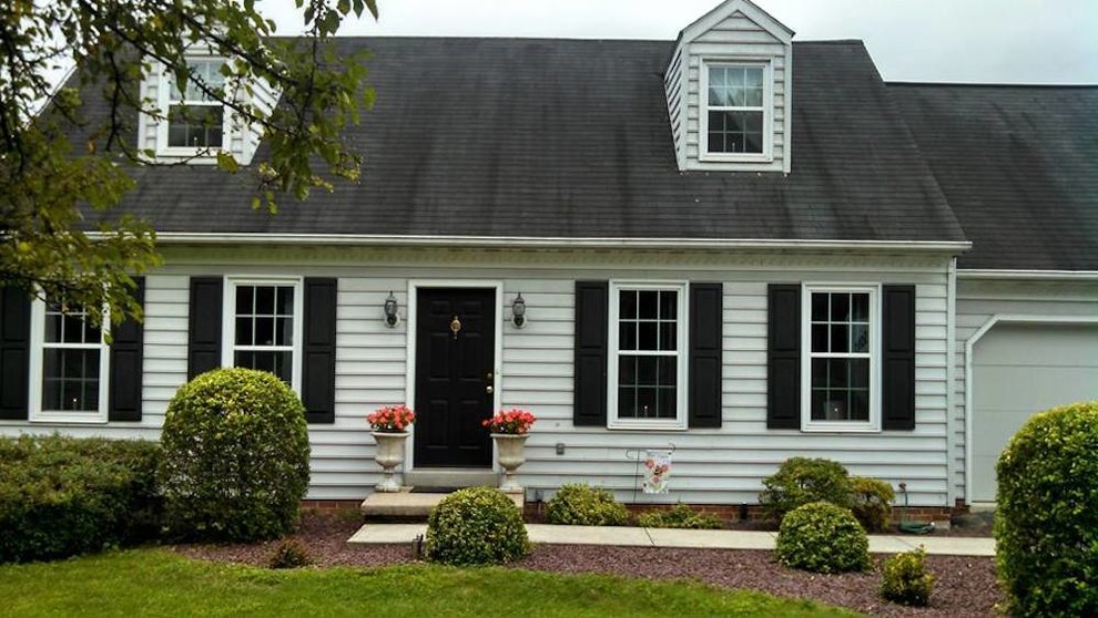Inspiration for a mid-sized transitional white one-story vinyl exterior home remodel